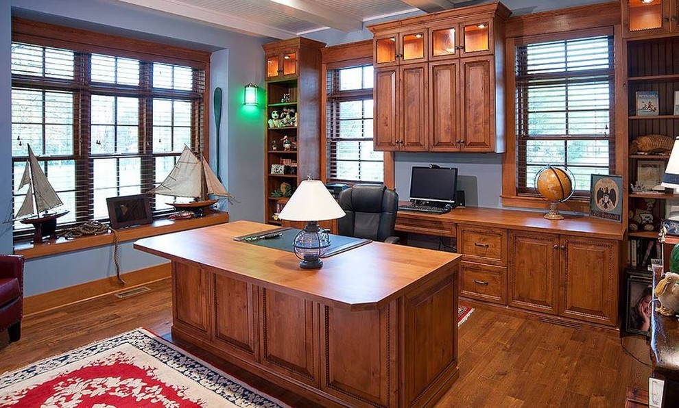 Photo of a traditional home office in Cleveland.