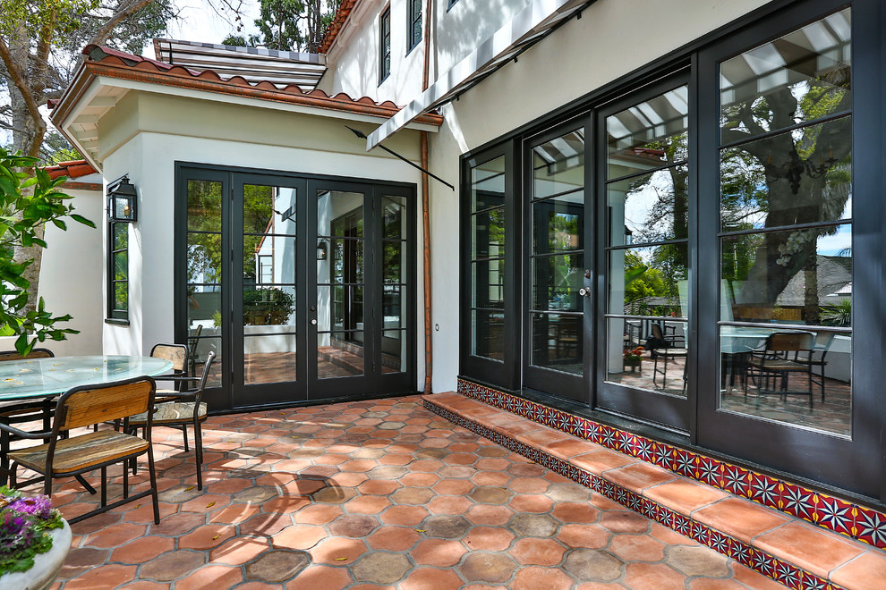 Large mediterranean courtyard full sun formal garden in Los Angeles with a garden path and concrete pavers.