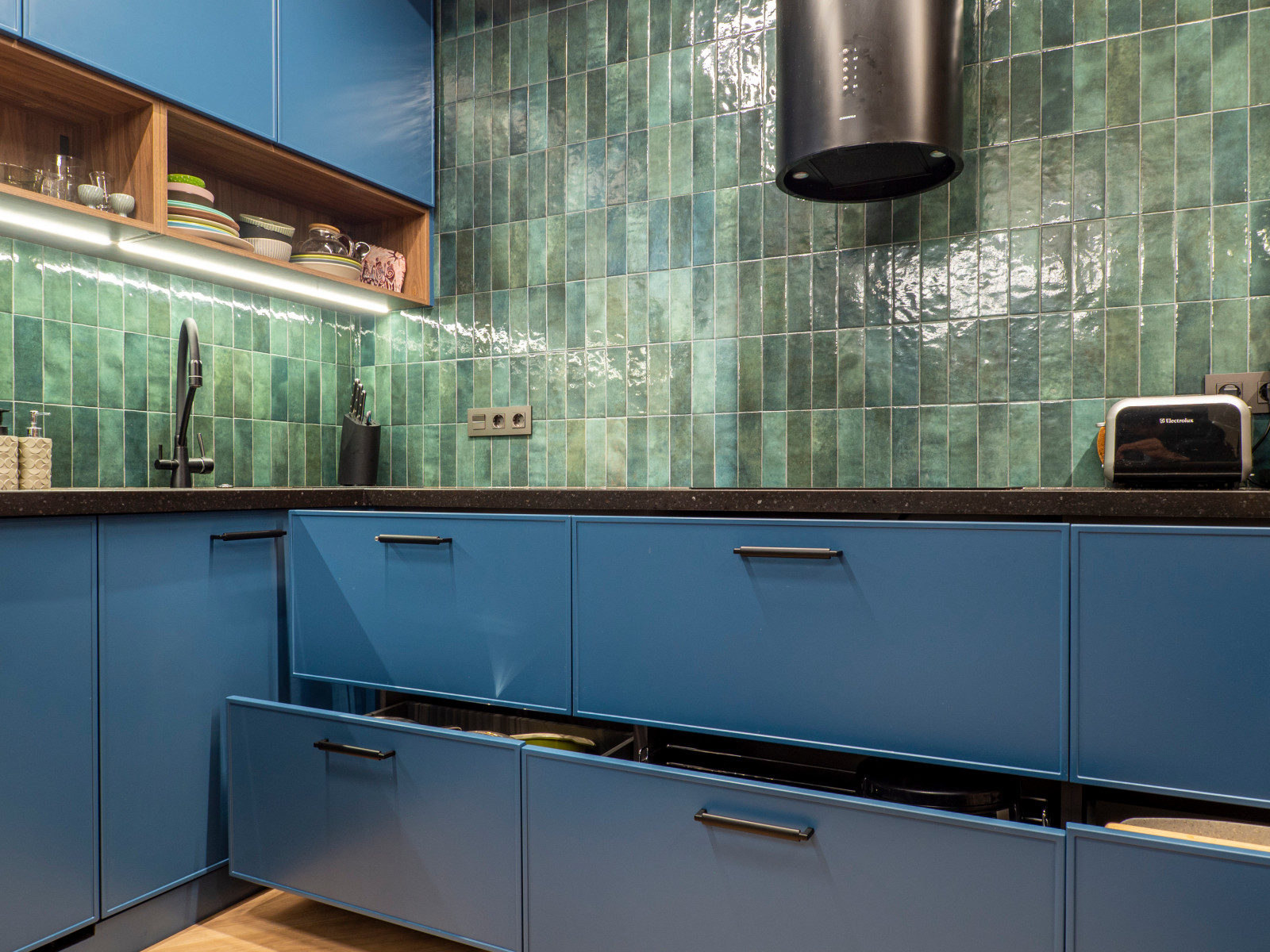 Кухня в современном стиле со встроенным аквариумом