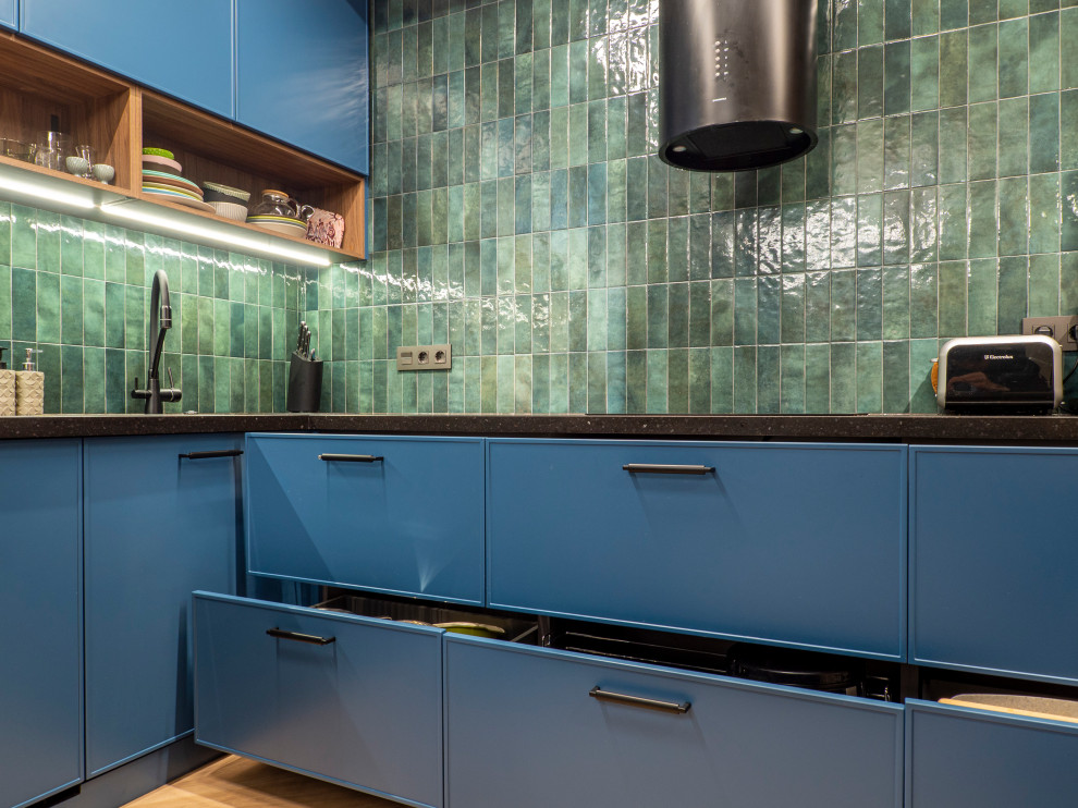 Кухня в современном стиле со встроенным аквариумом