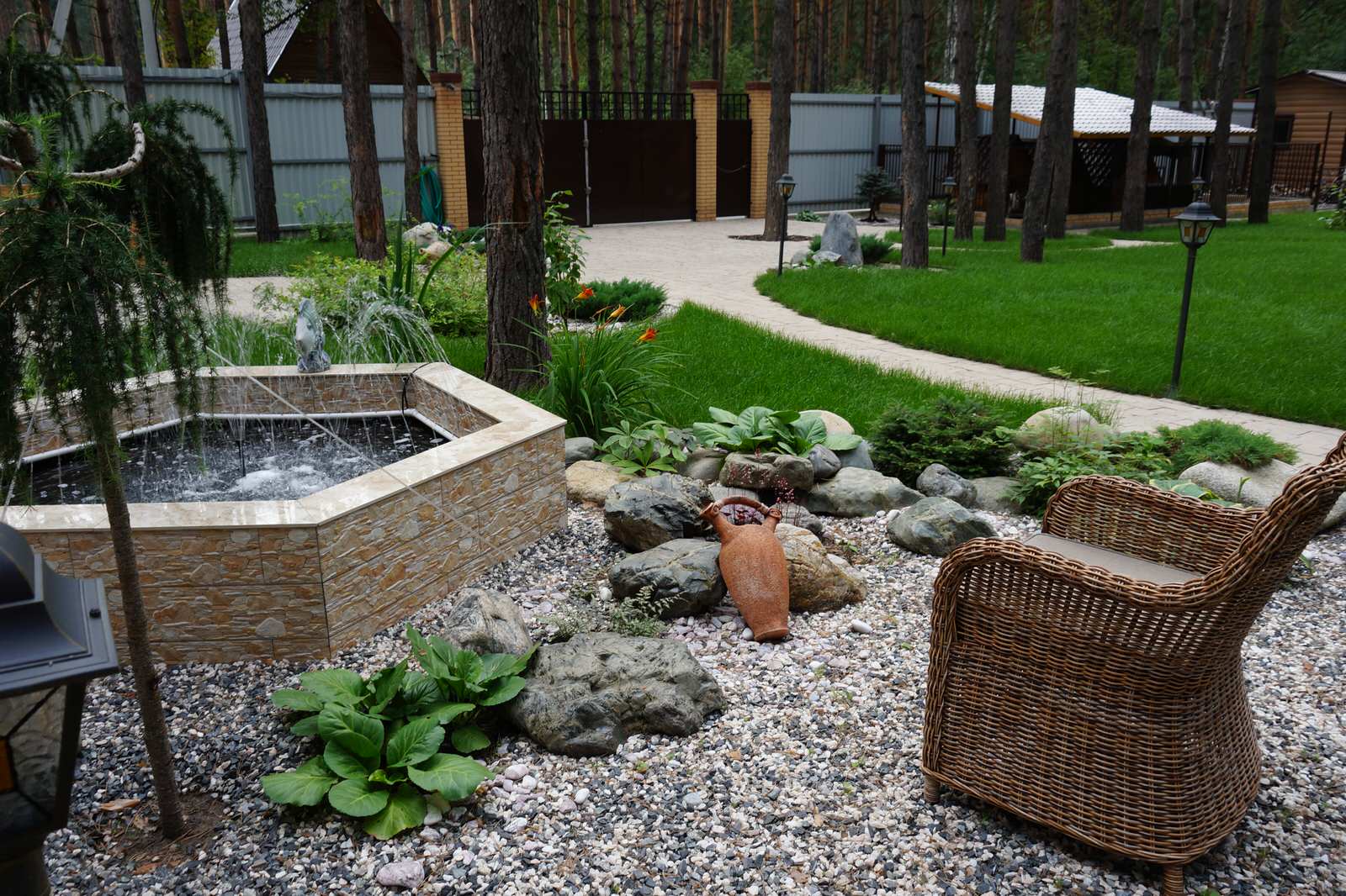 Умиротворение в сосновом лесу