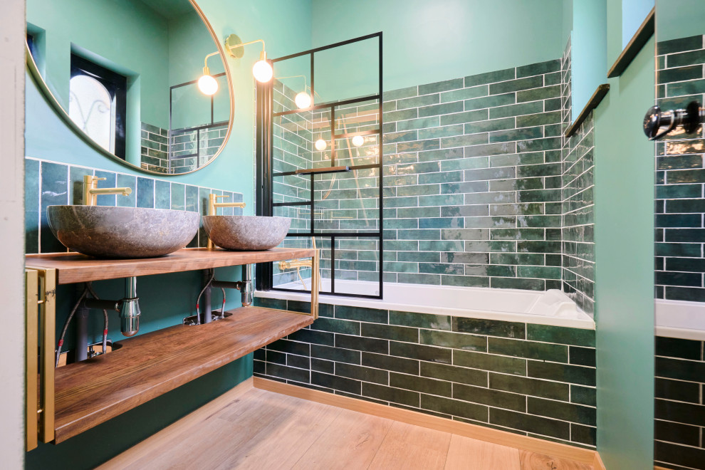 Idée de décoration pour une petite salle de bain bohème avec une baignoire encastrée, un carrelage vert, des carreaux en terre cuite, un mur vert, un lavabo de ferme, un plan de toilette en bois, un sol gris, un plan de toilette blanc et meuble double vasque.