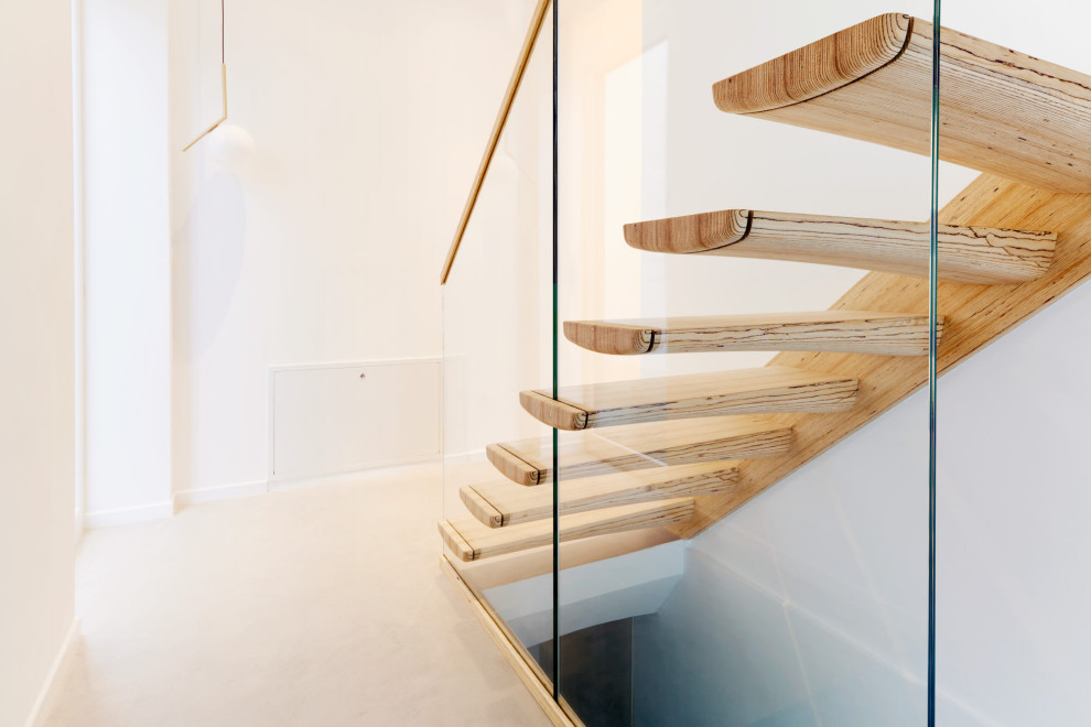 Консольная лестница из БауБухе со стеклянным ограждением