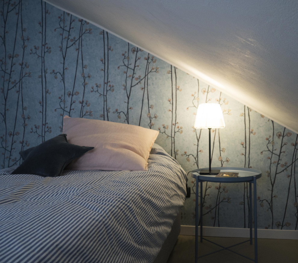 Idee per una piccola camera da letto eclettica con pareti bianche, pavimento in cemento, pavimento grigio e angolo studio