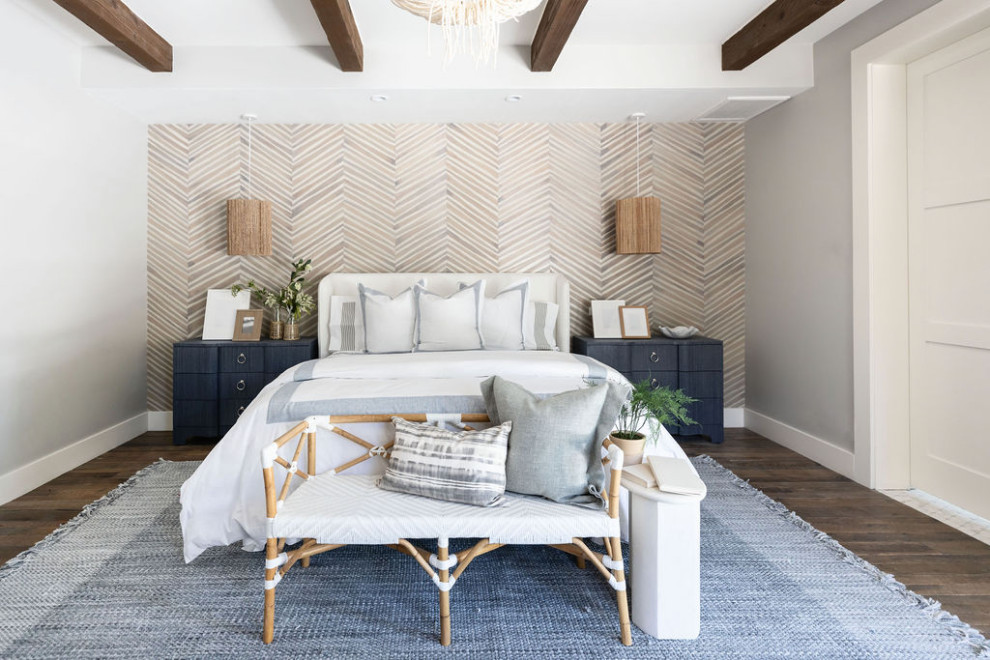 フェニックスにある広いビーチスタイルのおしゃれな寝室 (白い壁、濃色無垢フローリング、標準型暖炉、コンクリートの暖炉まわり、茶色い床、表し梁、壁紙)