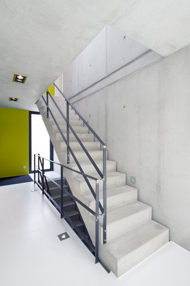 Mid-sized modern concrete straight staircase in Stuttgart with concrete risers.