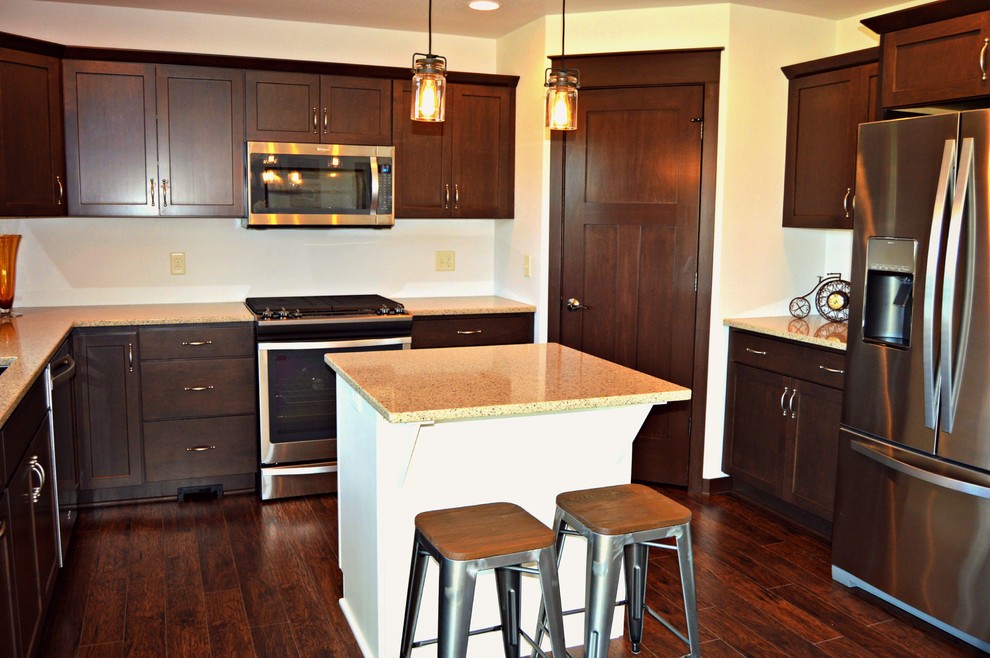 Transitional kitchen photo in Milwaukee