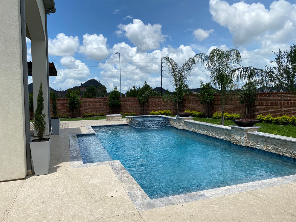 Bild på en mycket stor eklektisk pool på baksidan av huset, med poolhus och trädäck