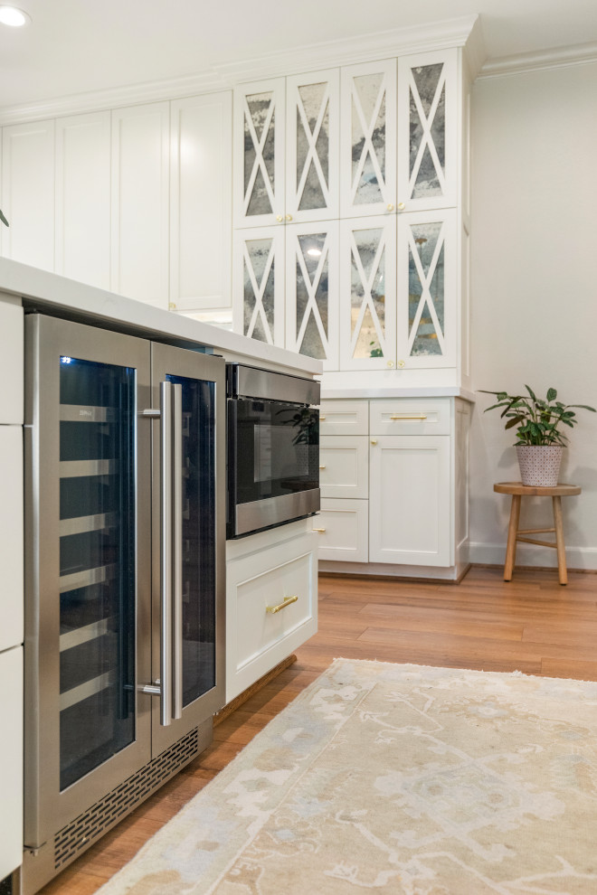 Example of a transitional home design design in Houston