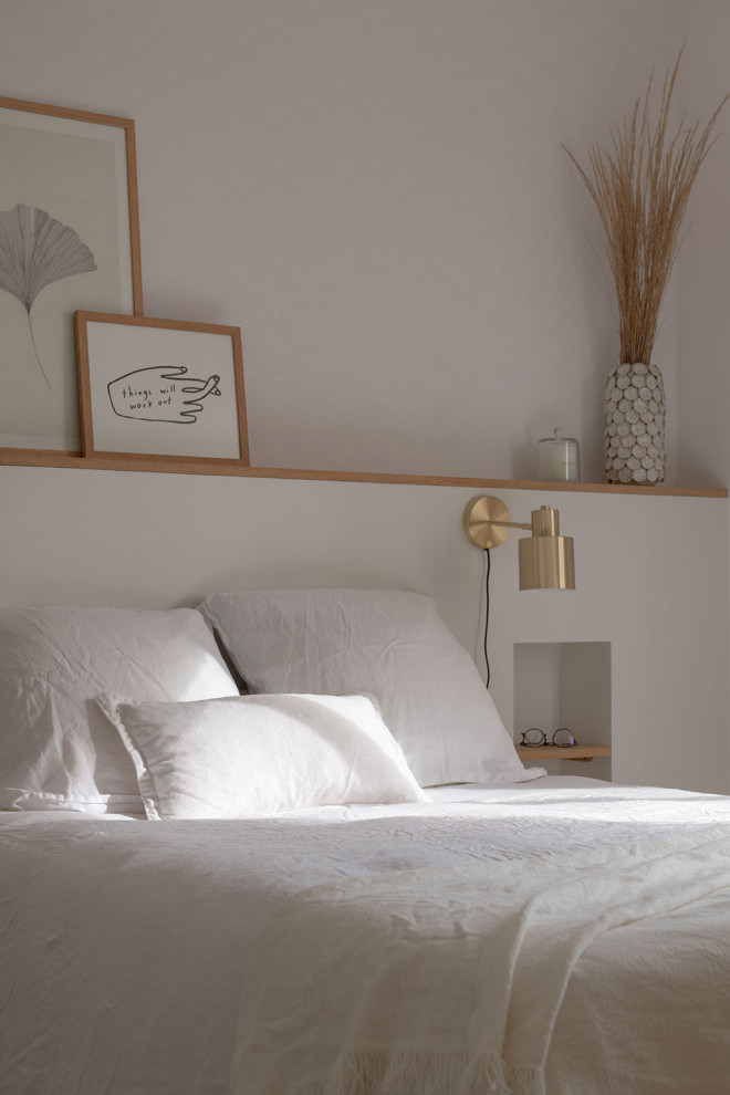 Пример оригинального дизайна: большая хозяйская спальня в белых тонах с отделкой деревом в скандинавском стиле с белыми стенами, светлым паркетным полом и обоями на стенах