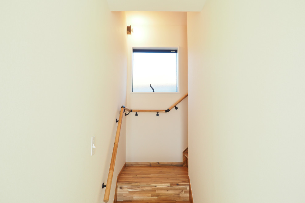 Пример оригинального дизайна: п-образная деревянная лестница в стиле лофт с мраморными ступенями, деревянными перилами и обоями на стенах