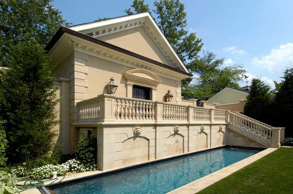 Пример оригинального дизайна: спортивный, прямоугольный бассейн среднего размера на заднем дворе в классическом стиле