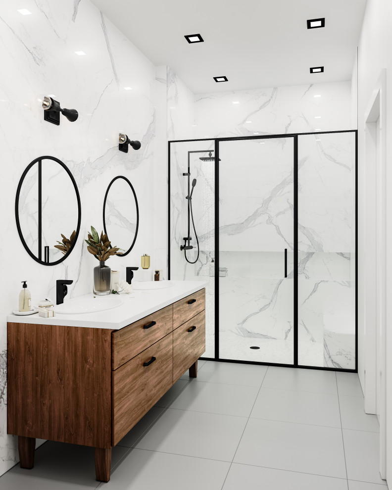 Стильный дизайн: маленькая ванная комната в стиле неоклассика (современная классика) с плоскими фасадами, белыми фасадами, душем в нише, унитазом-моноблоком, белой плиткой, мраморной плиткой, белыми стенами, полом из галечной плитки, душевой кабиной, настольной раковиной, мраморной столешницей, серым полом, душем с раздвижными дверями, белой столешницей, сиденьем для душа, тумбой под две раковины, подвесной тумбой и многоуровневым потолком для на участке и в саду - последний тренд