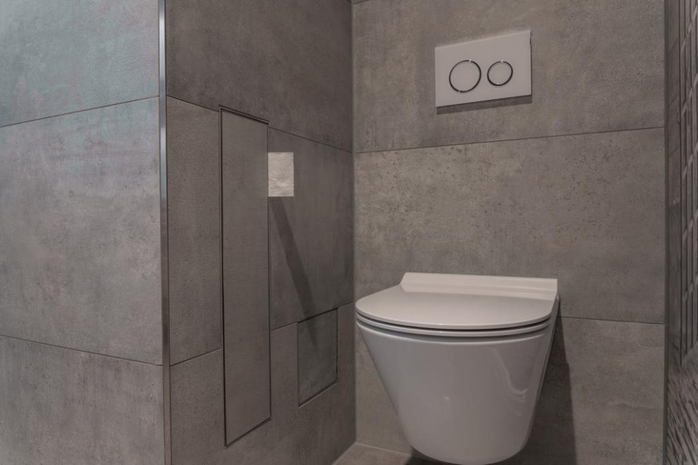 Mittelgroße Maritime Gästetoilette mit Wandtoilette, grauer Wandfarbe, Keramikboden, grauem Boden, eingebautem Waschtisch und Tapetenwänden in Leipzig