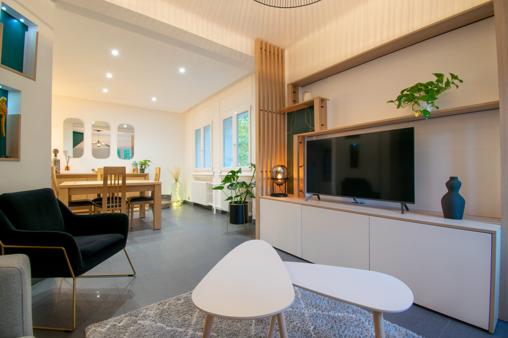Idéer för stora funkis separata vardagsrum, med gröna väggar, klinkergolv i keramik, en fristående TV och grått golv
