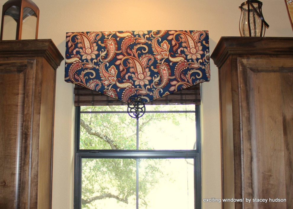 Transitional home design photo in Austin