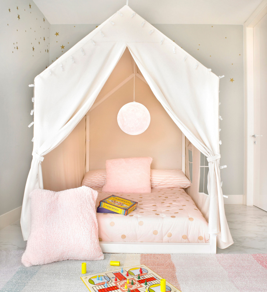 Ispirazione per una cameretta per bambini minimalista di medie dimensioni con pareti bianche e pavimento bianco