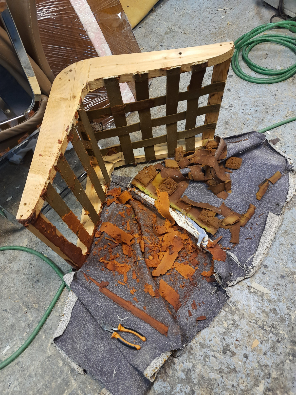 Обивка, ремонт, перетяжка мягкой мебели.