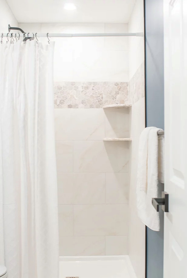 Свежая идея для дизайна: большая ванная комната в скандинавском стиле с фасадами в стиле шейкер, белыми фасадами, душем в нише, унитазом-моноблоком, белой плиткой, керамической плиткой, бежевыми стенами, паркетным полом среднего тона, душевой кабиной, врезной раковиной, столешницей из искусственного кварца, коричневым полом, шторкой для ванной, белой столешницей, тумбой под одну раковину и напольной тумбой - отличное фото интерьера