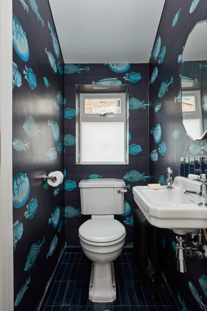 Kleine Eklektische Gästetoilette mit Wandtoilette mit Spülkasten, blauer Wandfarbe, Keramikboden, Wandwaschbecken, blauem Boden und Tapetenwänden in London