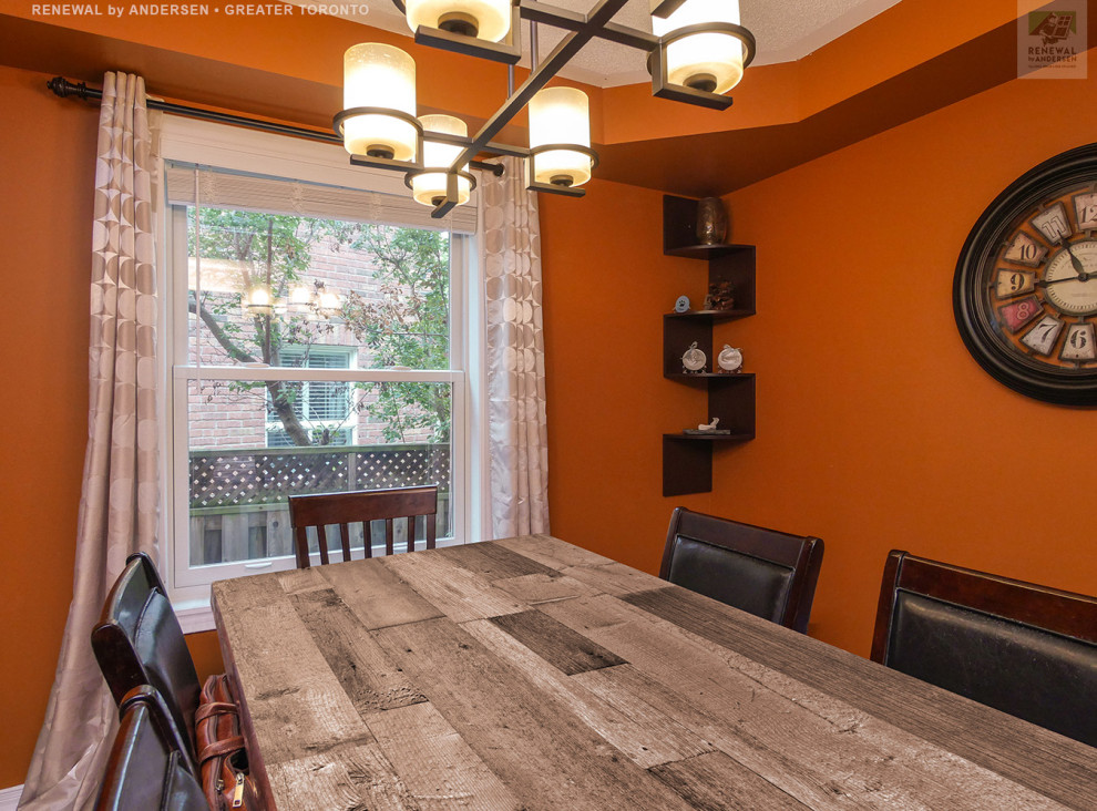 Idée de décoration pour une petite salle à manger fermée avec un mur orange, parquet foncé, aucune cheminée, un sol marron et un plafond à caissons.
