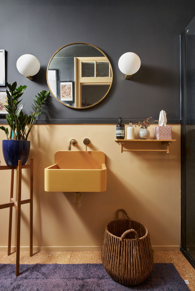 Imagen de cuarto de baño único actual con paredes grises, lavabo suspendido y suelo amarillo