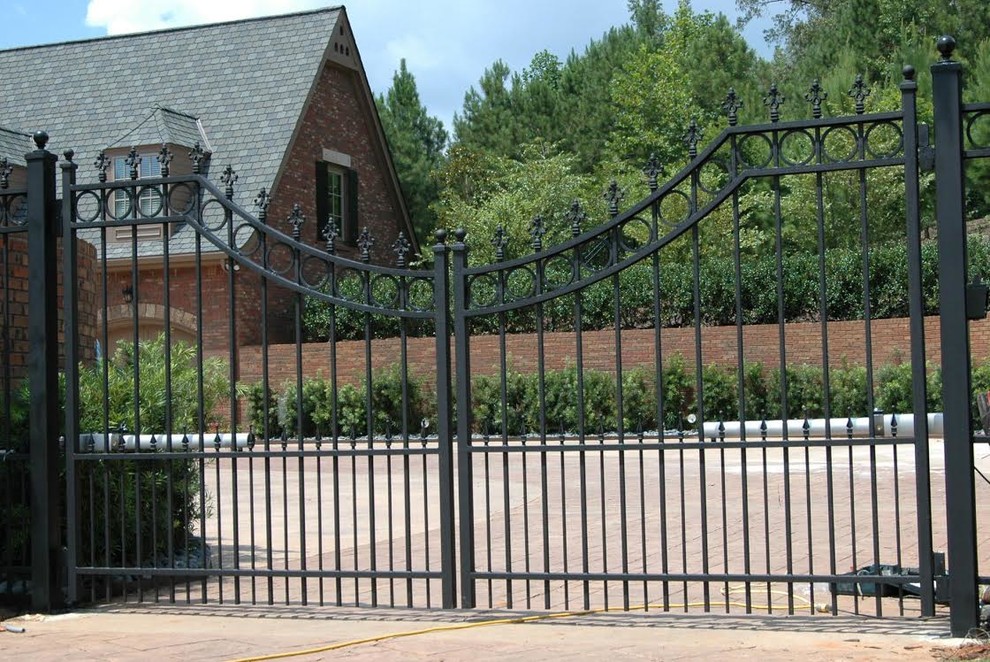 Design ideas for a mid-sized traditional front yard full sun driveway in Atlanta with brick pavers.