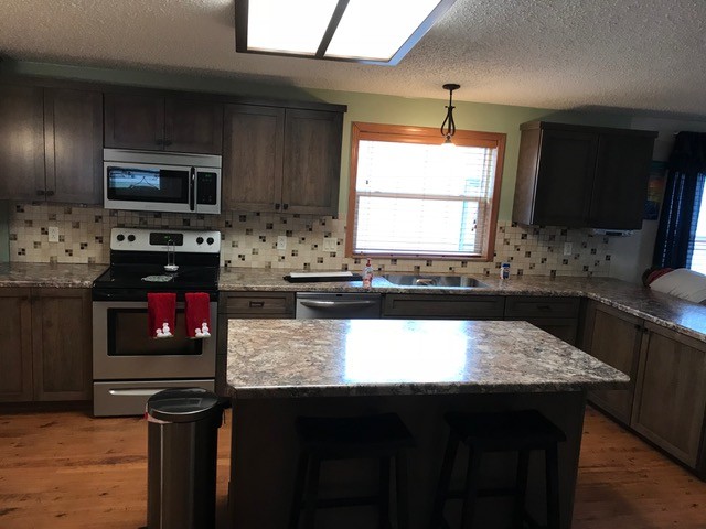 Kitchen - transitional kitchen idea