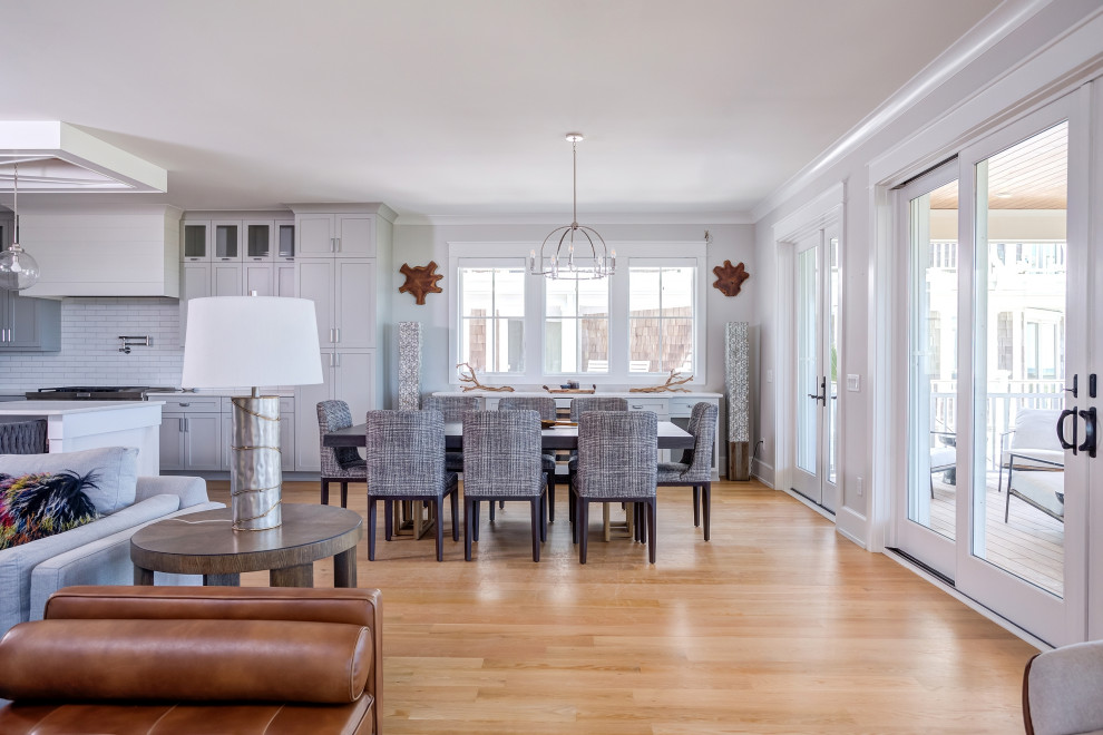 Idée de décoration pour une très grande salle à manger ouverte sur le salon minimaliste avec un mur blanc, un sol en bois brun et un sol marron.