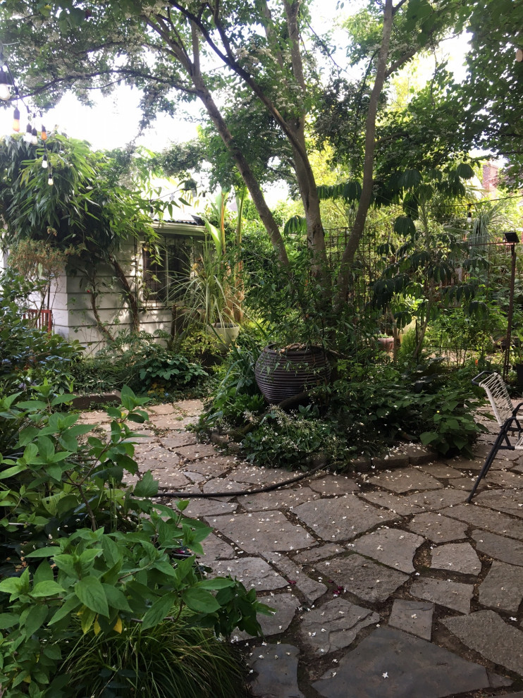 Esempio di un piccolo orto rialzato eclettico in ombra dietro casa con pavimentazioni in pietra naturale
