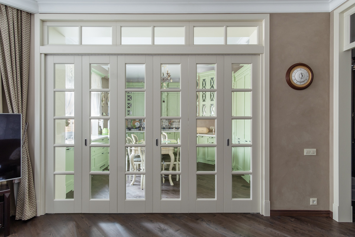 Интерьер с дверью-книжкой