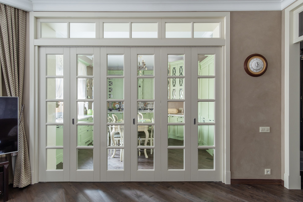 Интерьер с дверью-книжкой