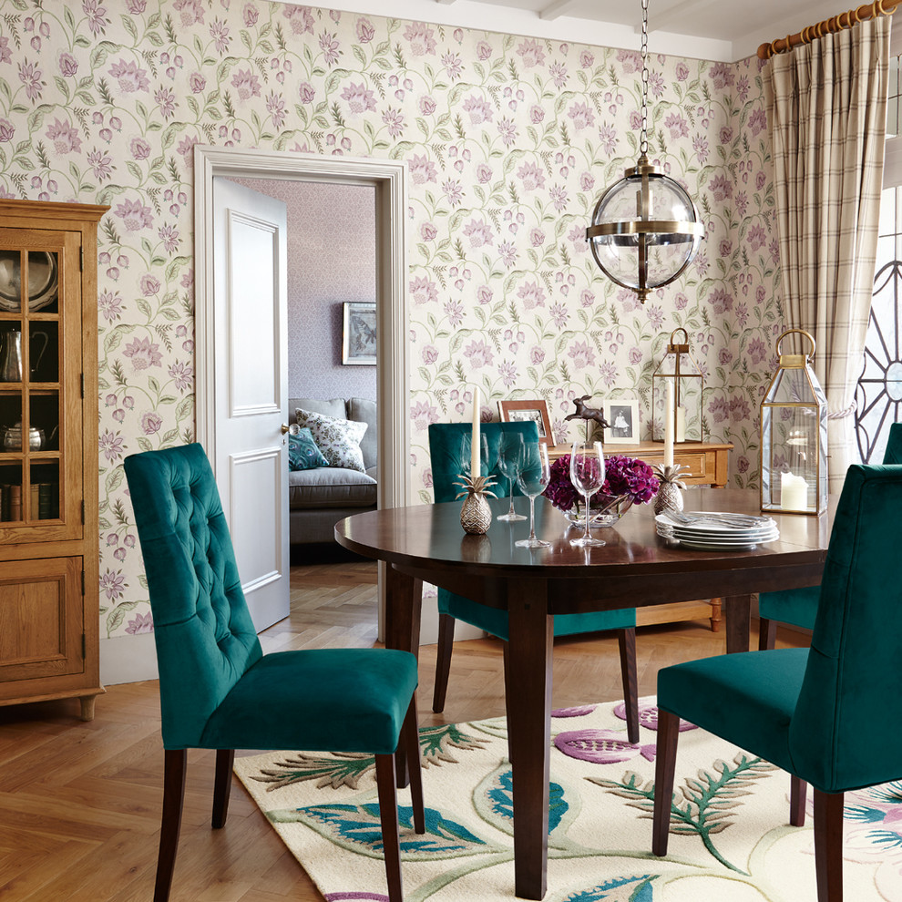 Foto de comedor contemporáneo de tamaño medio abierto sin chimenea con paredes multicolor y suelo de madera en tonos medios