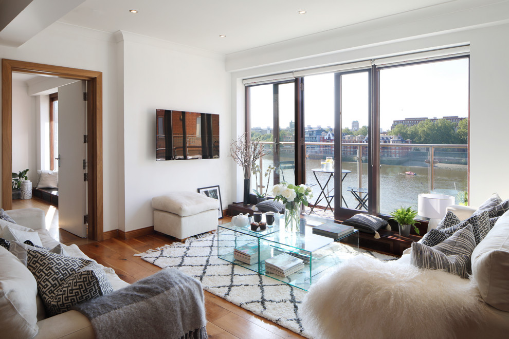 Esempio di un grande soggiorno minimalista aperto con pareti bianche, parquet scuro, TV a parete e pavimento marrone