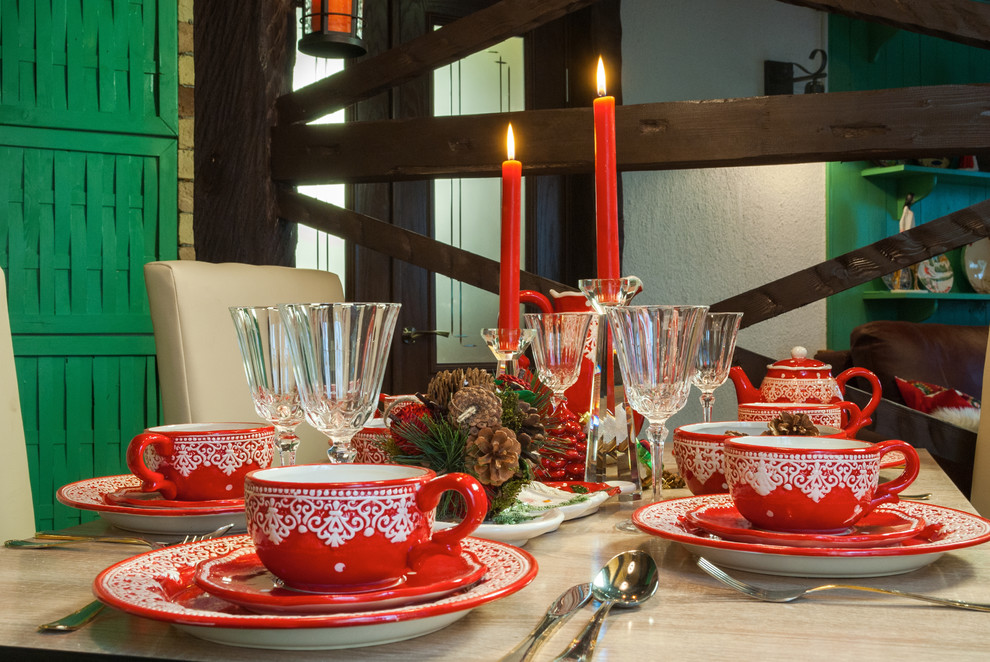 Кухня гостиная в загородном доме в стиле шале.