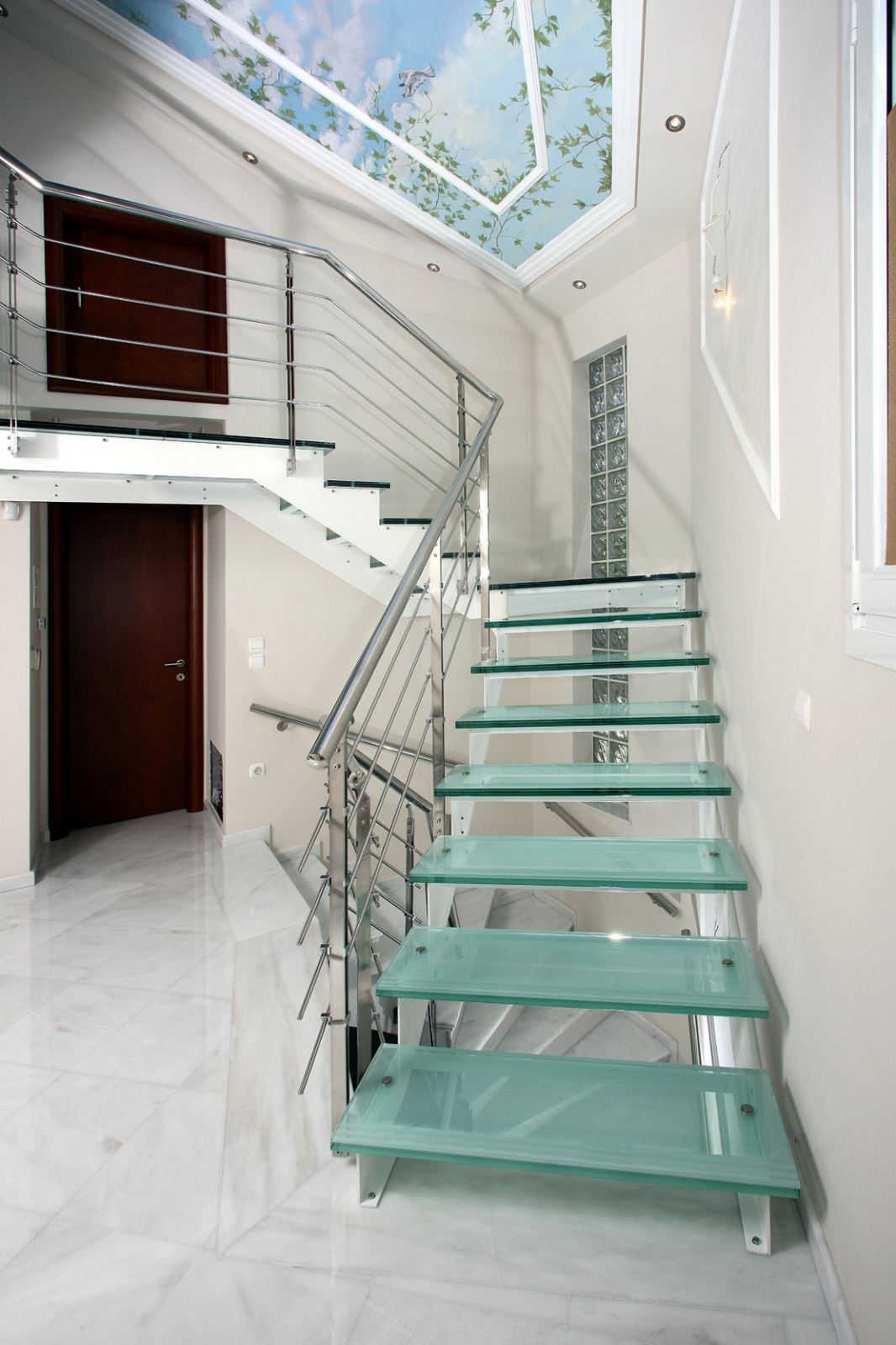 Лестница на металлических косоурах со стеклянными ступенями