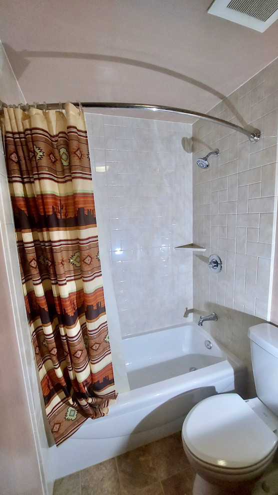 Inredning av ett amerikanskt badrum, med ett badkar i en alkov, en dusch i en alkov och dusch med duschdraperi