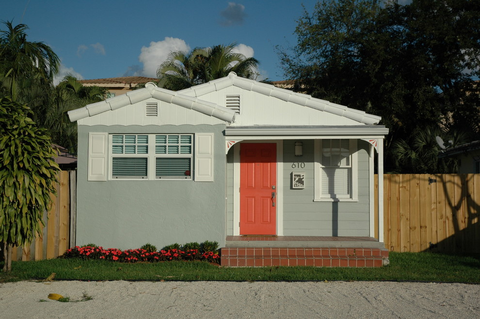 Small traditional one-storey grey exterior in Miami.