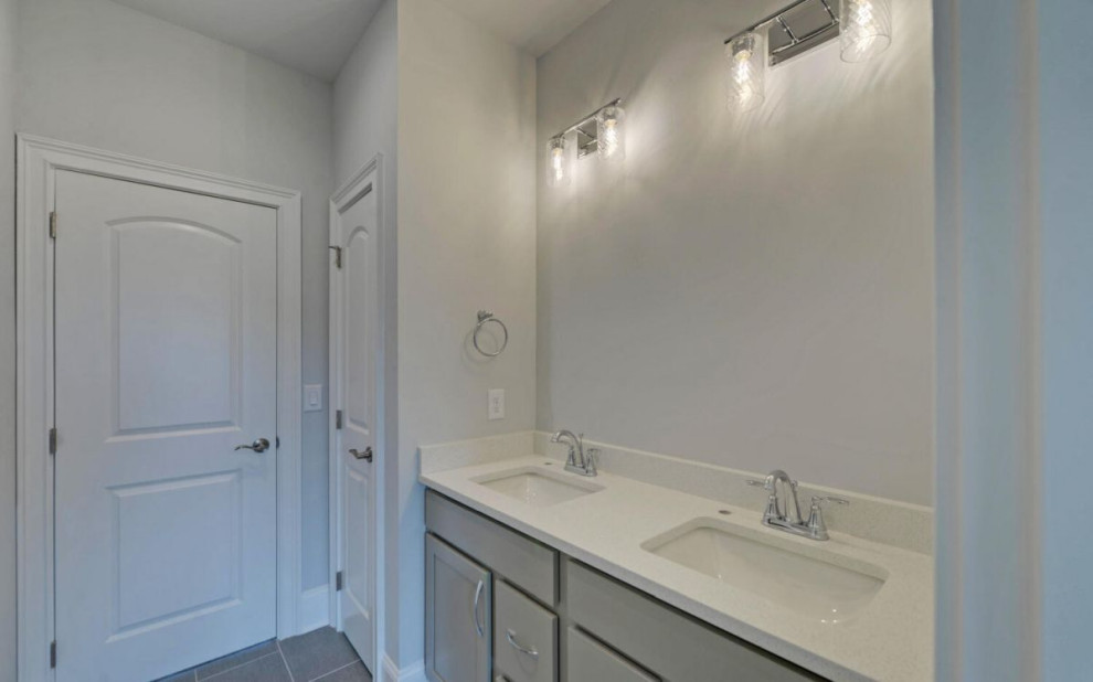 Свежая идея для дизайна: ванная комната в стиле неоклассика (современная классика) с тумбой под две раковины - отличное фото интерьера