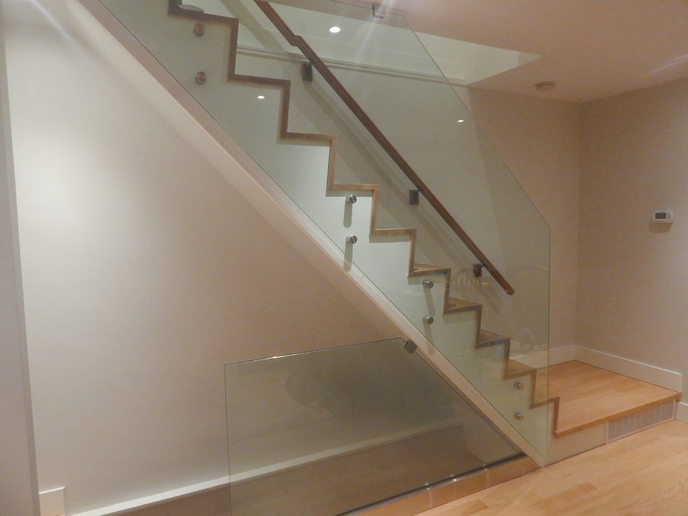 Photo of a contemporary staircase in Toronto.