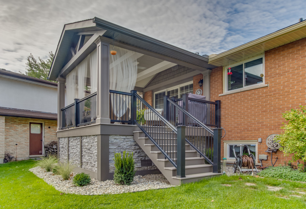Transitional deck photo in Toronto