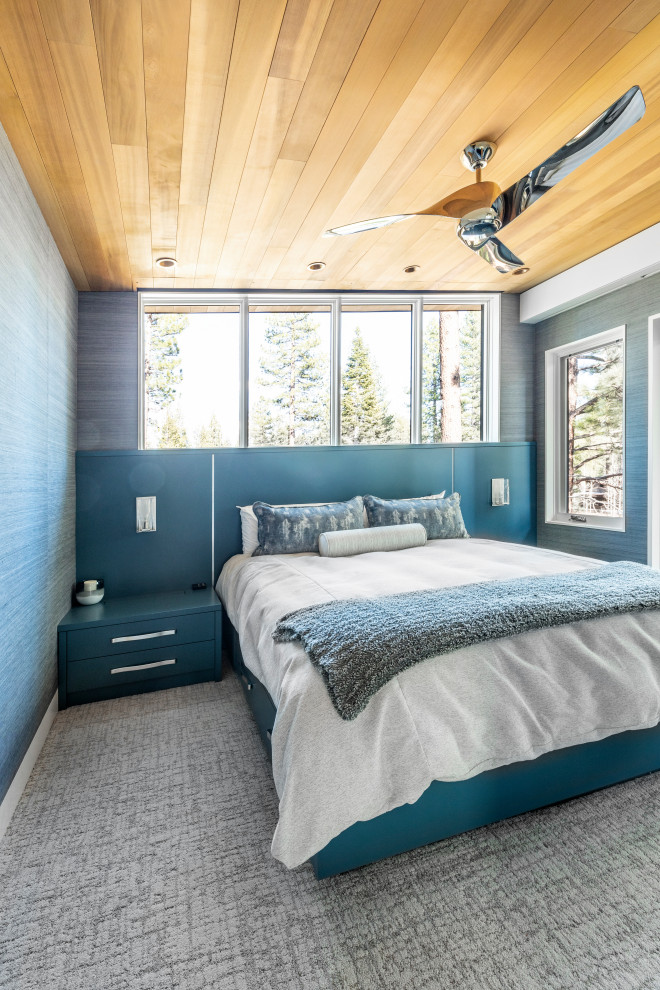 Ejemplo de habitación de invitados minimalista de tamaño medio con paredes multicolor, suelo de madera clara, suelo beige y papel pintado