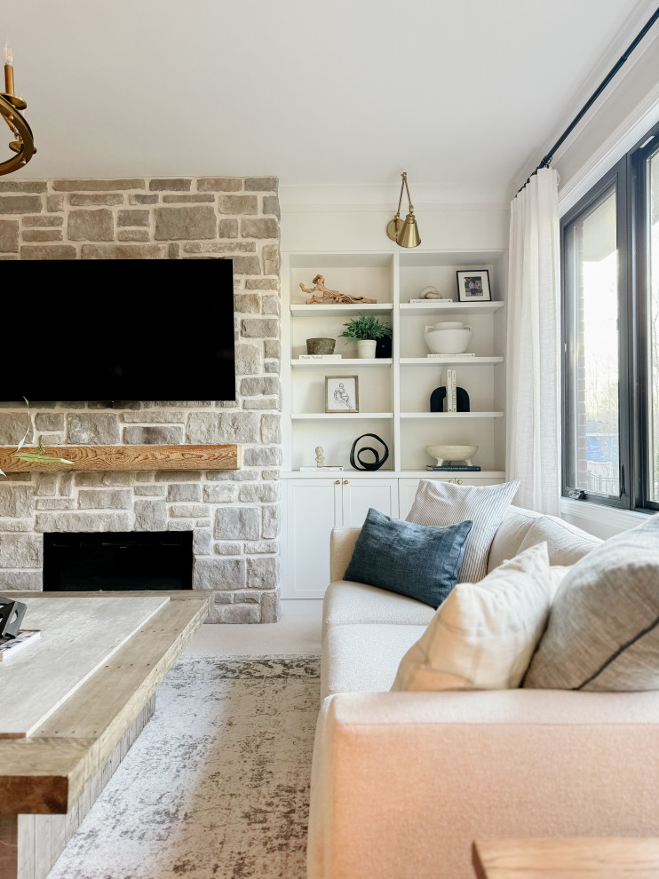 Стильный дизайн: большая изолированная гостиная комната в современном стиле с серыми стенами, ковровым покрытием, стандартным камином, фасадом камина из камня и бежевым полом - последний тренд