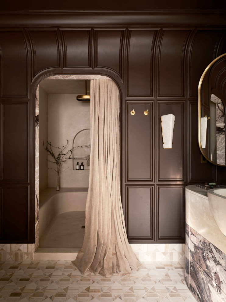 Idéer för ett mellanstort klassiskt vit en-suite badrum, med en dusch/badkar-kombination, bruna väggar, mosaikgolv, granitbänkskiva, dusch med duschdraperi och ett avlångt handfat