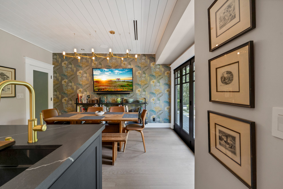 Geräumige Nordische Wohnküche mit grauer Wandfarbe, hellem Holzboden und Wandpaneelen in Los Angeles