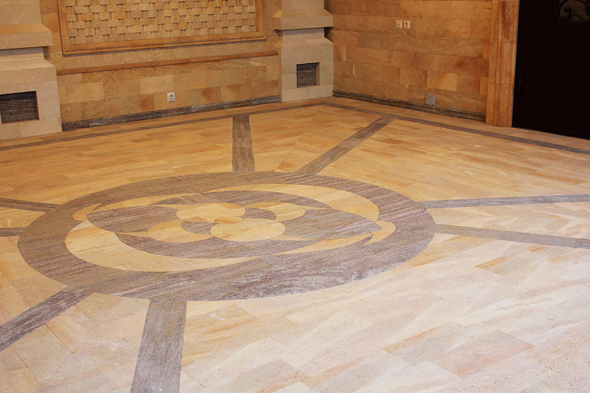 Облицовка природным камнем комплекса для отдыха с беседкой.