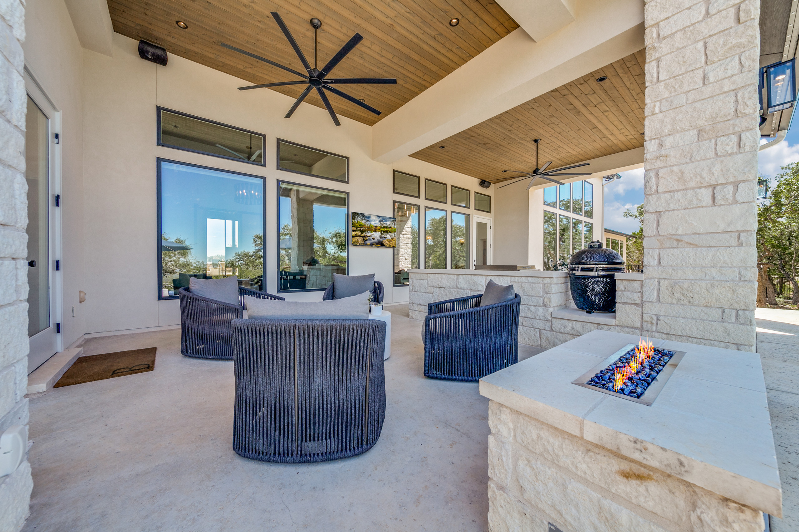 Modern European: 3,830 ft², 4 BR/3 BA/1 ST