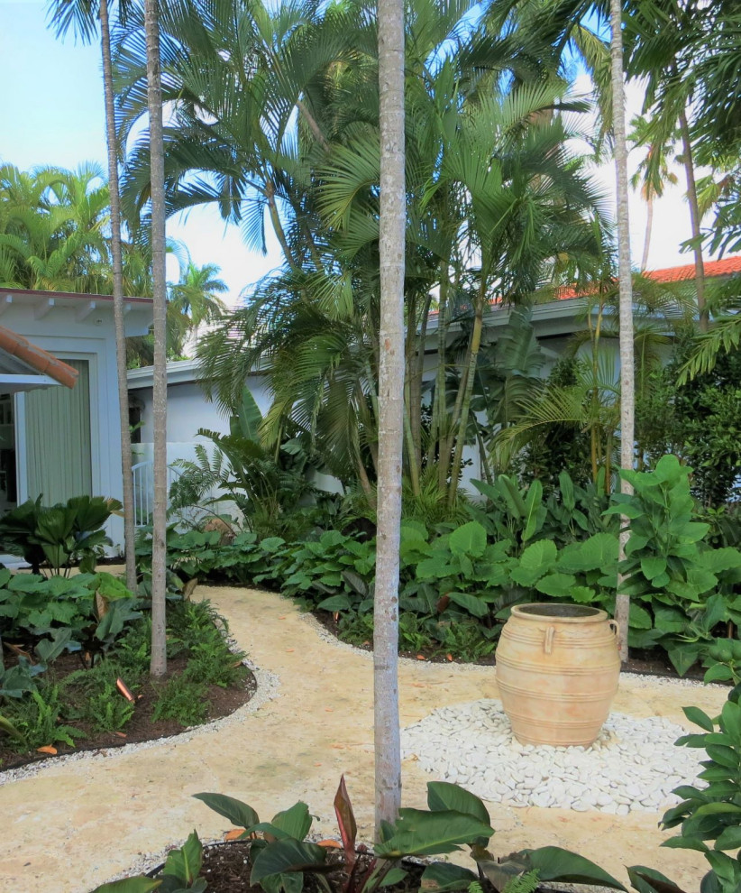 Свежая идея для дизайна: регулярный сад среднего размера на переднем дворе в морском стиле с перегородкой для приватности, полуденной тенью, покрытием из каменной брусчатки и с каменным забором - отличное фото интерьера