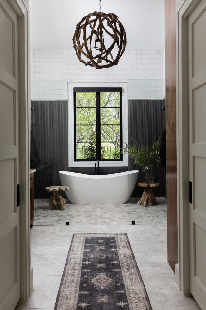 Inspiration för stora klassiska grått en-suite badrum, med luckor med infälld panel, skåp i mörkt trä, ett fristående badkar, våtrum, en toalettstol med hel cisternkåpa, flerfärgad kakel, keramikplattor, gula väggar, klinkergolv i porslin, ett undermonterad handfat, bänkskiva i kvartsit, grått golv och med dusch som är öppen