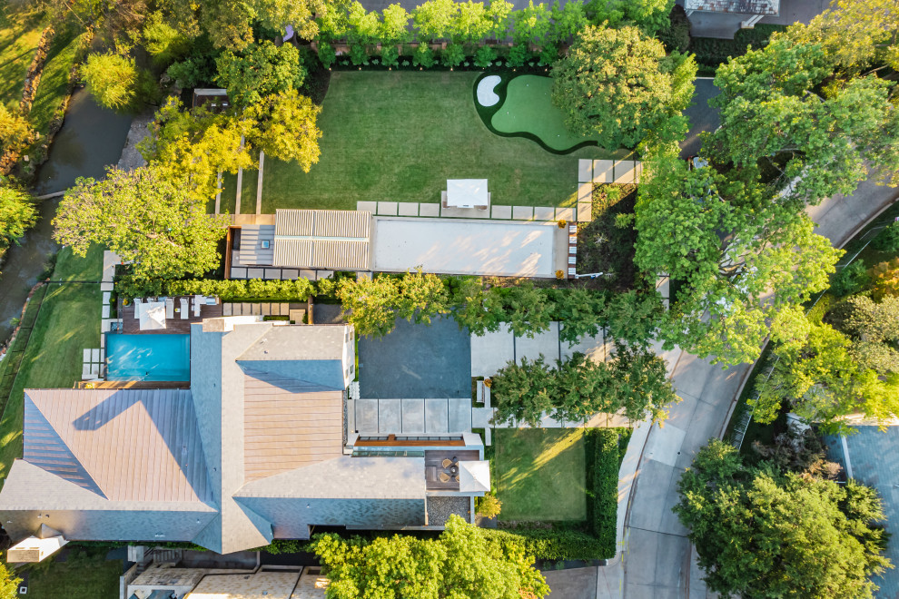 Idee per un giardino minimalista dietro casa con pavimentazioni in cemento